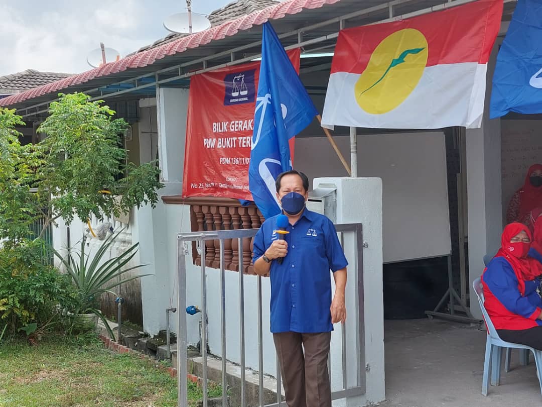 Ahmad Maslan ketika berucap di Pusat Daerah Mengundi (PDM) Bukit Terendak, hari ini.