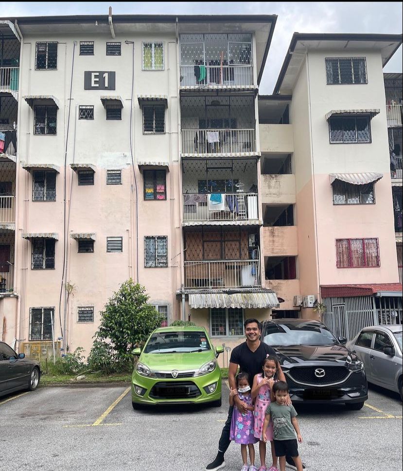Alif bergambar bersama anak-anaknya dihadapan rumah yang pernah didiaminya bersama ibu dan bapanya. - Gambar daripada Instagram Alif Satar