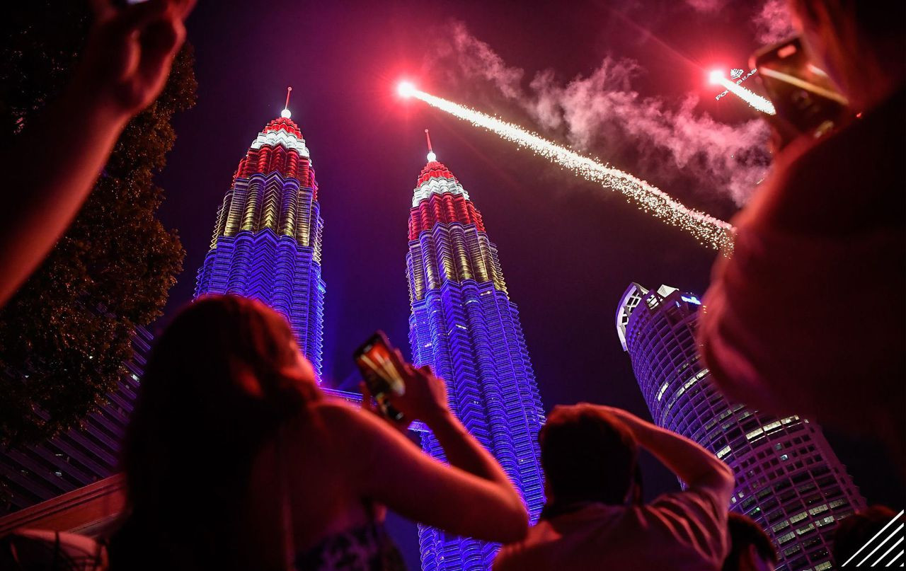 Orang ramai tidak ketinggalan merakam foto percikan bunga api berlatarbelakangkan KLCC - gambar BERNAMA