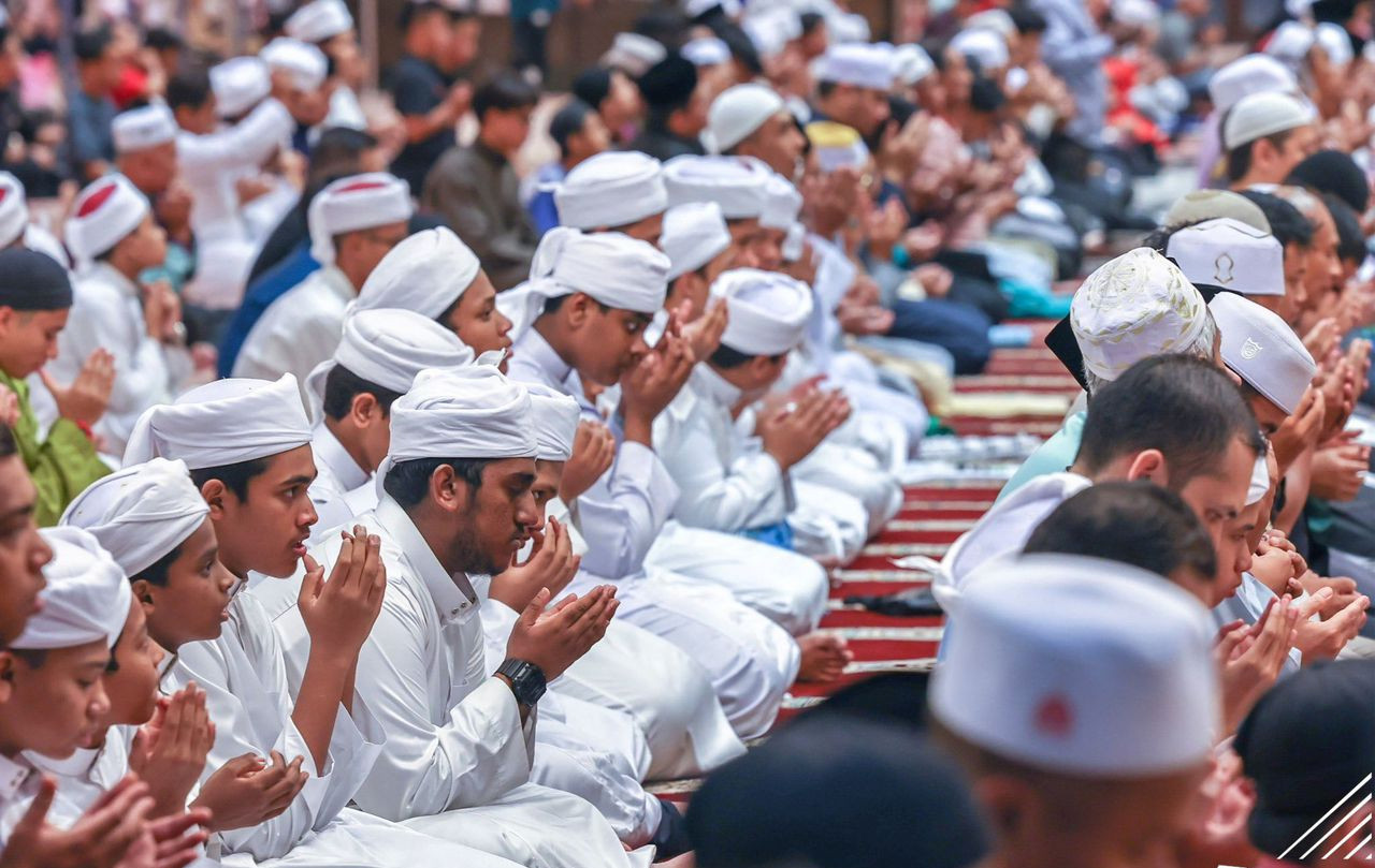 Jemaah mengaminkan doa selepas menunaikan Solat Hajat pada program Ambang Merdeka JAKIM di Putrajaya - gambar BERNAMA