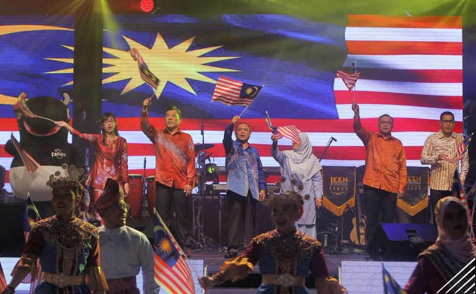 Menteri Besar Perak Datuk Seri Saarani Mohamad mengibarkan Jalur Gemilang pada Majlis Sambutan Ambang Merdeka Peringkat Negeri Perak 2023 di Bulatan Sultan Azlan Shah Meru Raya - gambar BERNAMA