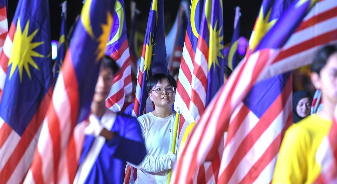 Pengunjung mengibarkan Jalur Gemilang pada Majlis Sambutan Ambang Hari Kebangsaan Peringkat Negeri Perak 2023 di Bulatan Sultan Azlan Shah Meru Raya, Ipoh - gambar BERNAMA