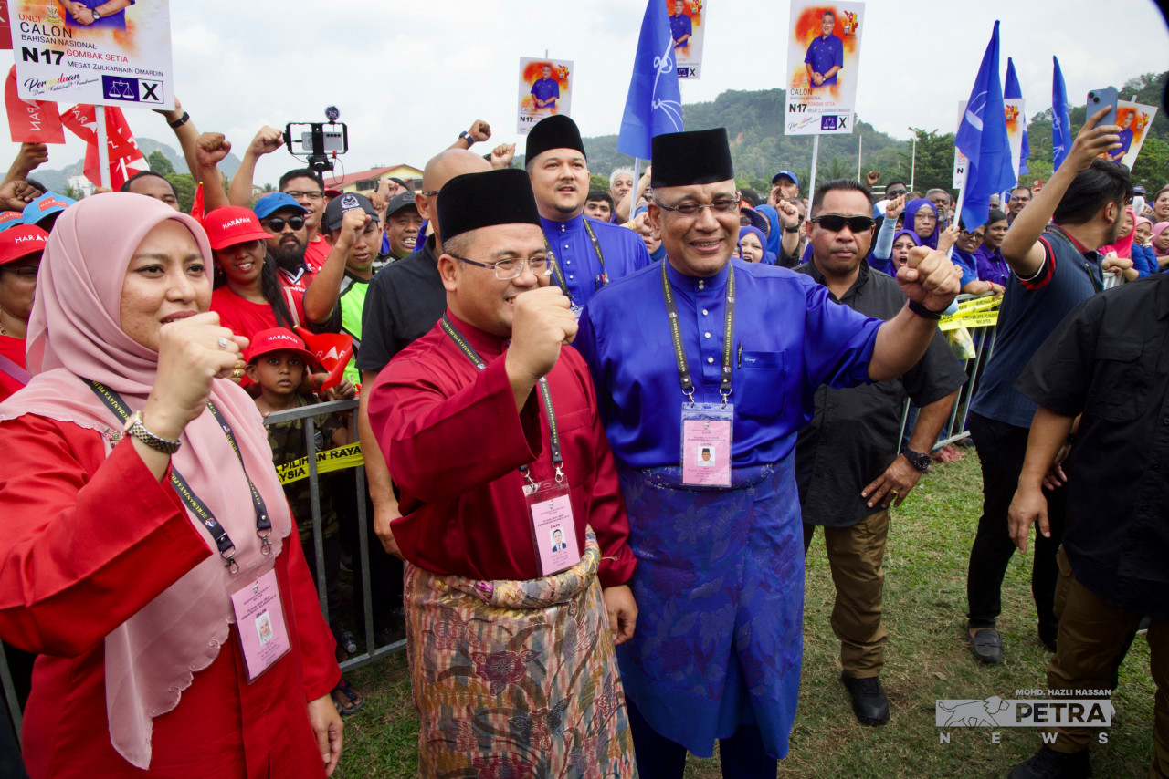 Amirudin Shari (tengah) ketika Hari Pencalonan DUN Sungai Tua semalam yakin pengundi akan terus memilih PH - gambar Mohd Hazli Hassan