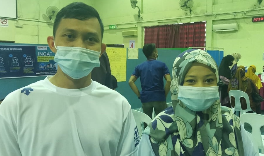 Andi bersama suami antara bukan warga negara yang menerima suntikan vaksin COVID-19 di Kunak.