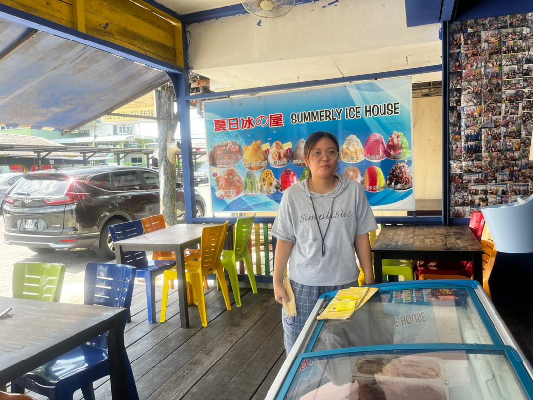 Kok Haw tidak sabar untuk bertemu semula dengan bekas rakan sekolahnya yang meninggalkan bandar untuk bekerja atau melanjutkan pelajaran ke peringkat pengajian tinggi. - Gambar oleh Ikhwan Zulkaflee