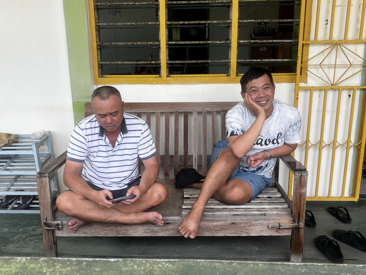 Ang Yem (kiri) dan Sky Ser gembira kerana homestay yang mereka kendalikan di kampung itu telah ditempah sepenuhnya untuk sambutan Tahun Baru Cina hujung minggu ini. - Gambar oleh Ikhwan Zulkaflee