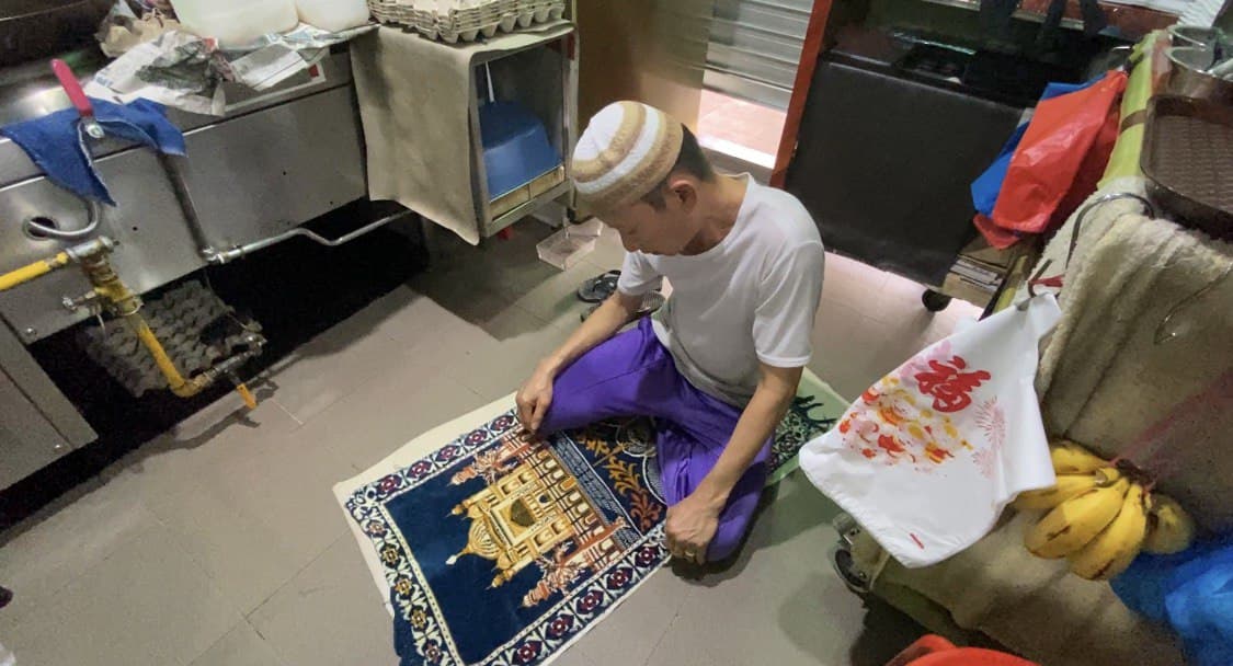 Anis akan menutup gerainya sementara untuk solat. - Gambar dari Yip Jieying/8Days