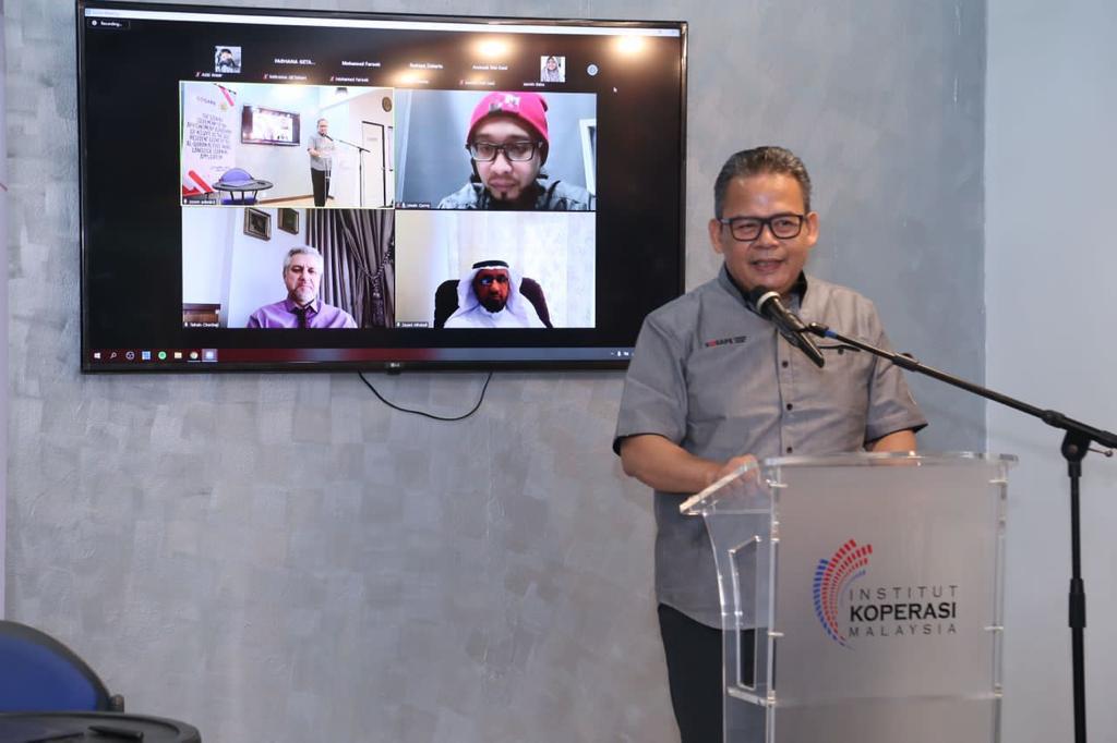 Ariffin berucap pada Acara Pelancaran Aplikasi AlifBee sertas Majlis Menandatangani Perjanjian Kerjasama ALIFBEE dan KOSAPE di IKMa, Kuala Lumpur, semalam.
