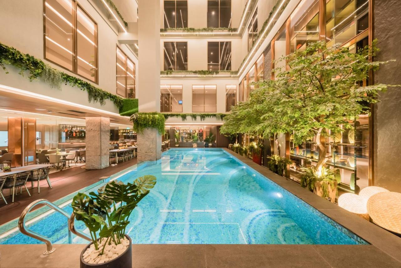 Kolam renang di Ashley Tanah Abang