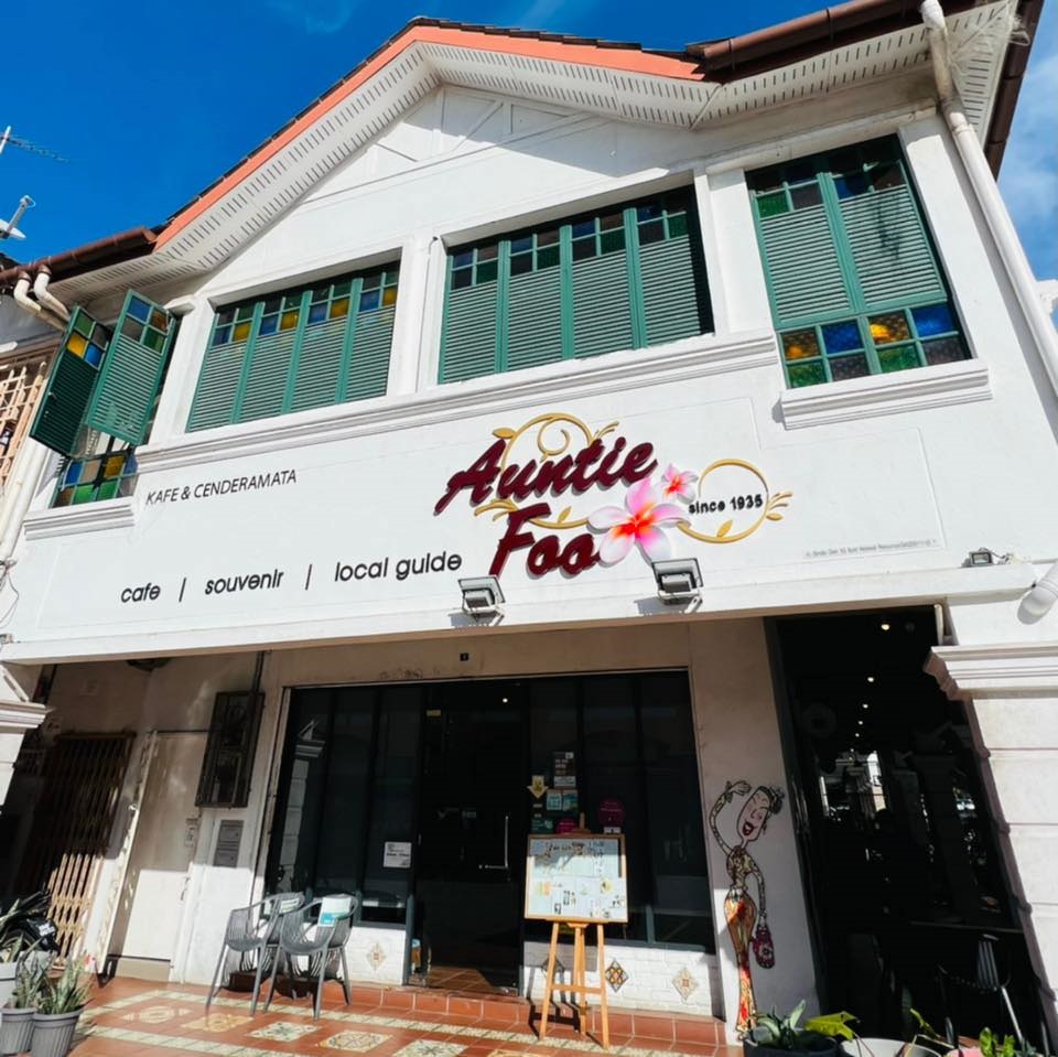 Kafe ini turut menyediakan buku untuk dibaca pelanggan - gambar Auntie Foo Cafe