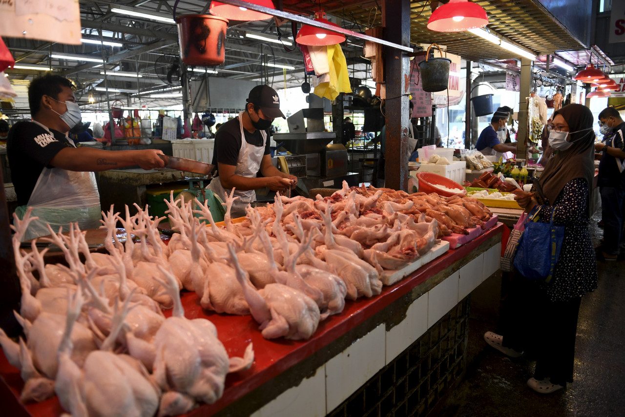 Potonglah ayam atau daging dalam saiz yang kecil untuk berjimat - gambar hiasan