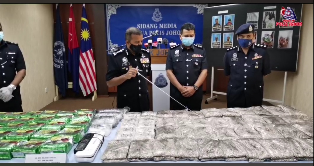 Ayob Khan menunjukkan barang rampasan. - Gambar dari Facebook Polis Johor