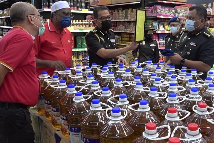 Azman (tiga dari kiri) melakukan pemeriksaan bekalan minyak masak di sebuah pasar raya di Kuantan, di sini, hari ini. 