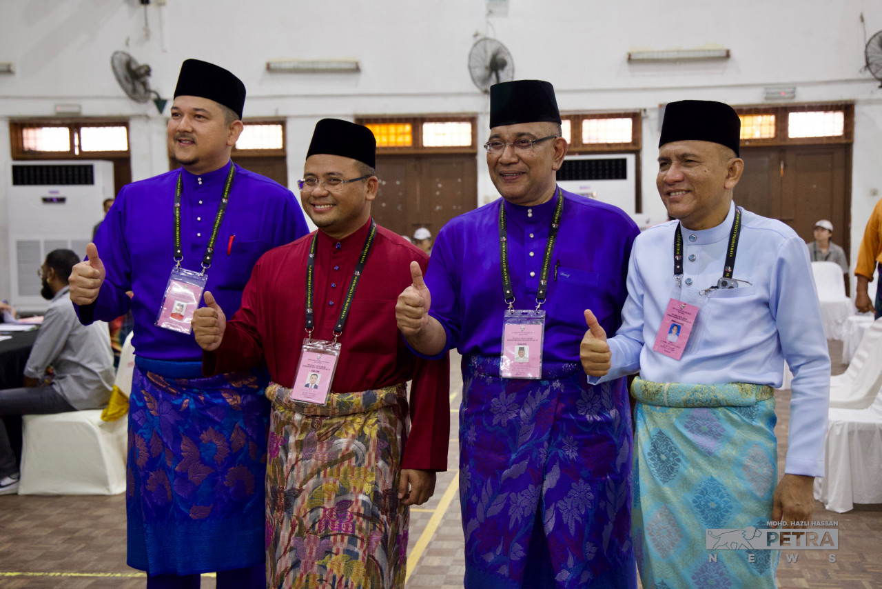 Amirudin (dua dari kiri) dan Megat Zulkarnain (dua dari kanan) bergambar selepas menyerahkan borang pencalonan - gambar Mohd Hazli Hassan