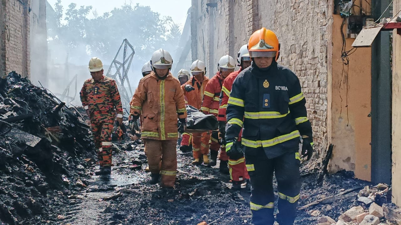 Mayat mangsa diusung keluar dari lokasi kejadian - gambar JBPM Kedah