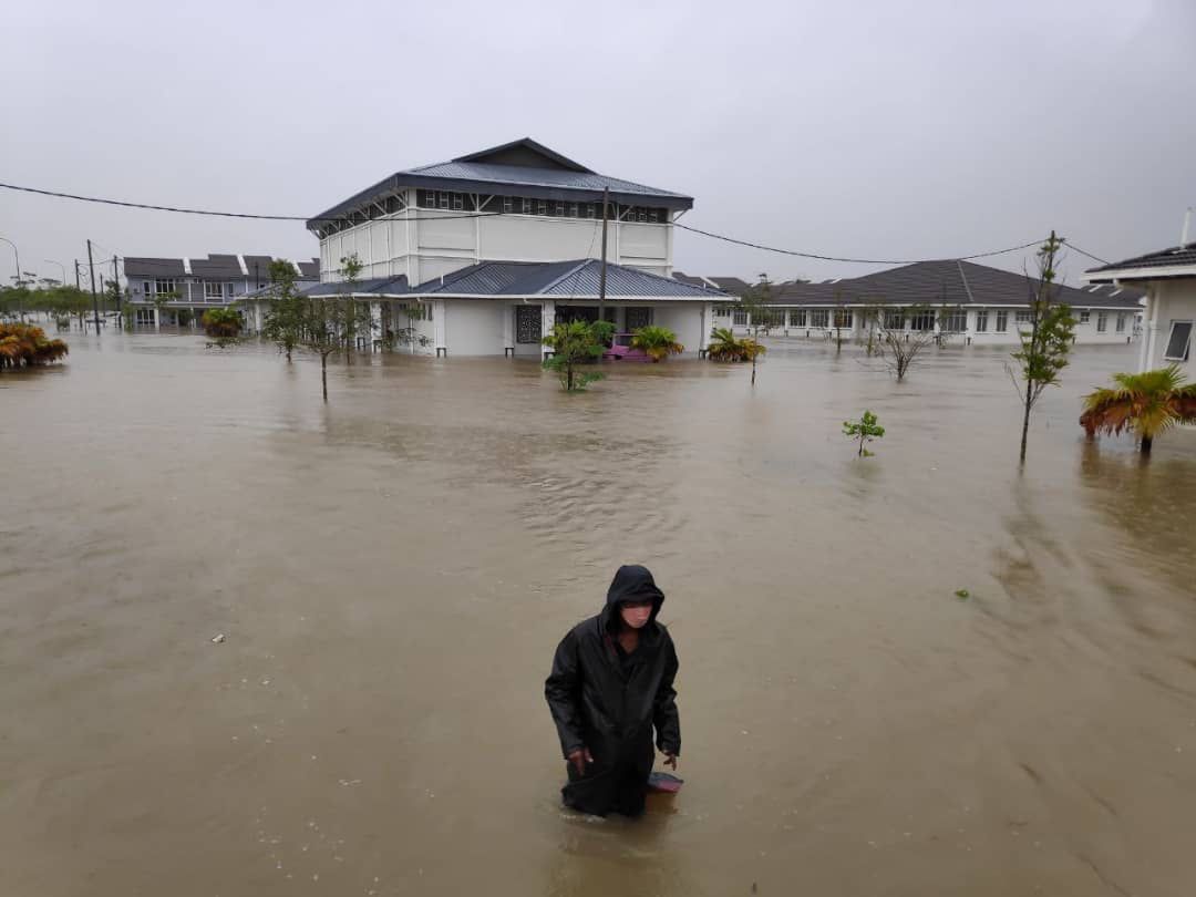 Keadaan banjir di Taman Perumahan Prima, Lubuk Jong, Pasir Mas, Kelantan yang dinaiki air.