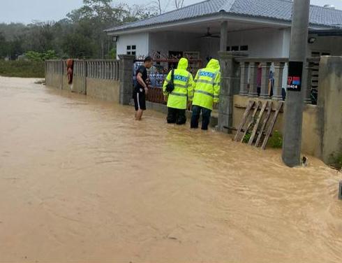 Keadaan kawasan rumah yang terkesan dengan banjir kilat. - Gambar ihsan Polis