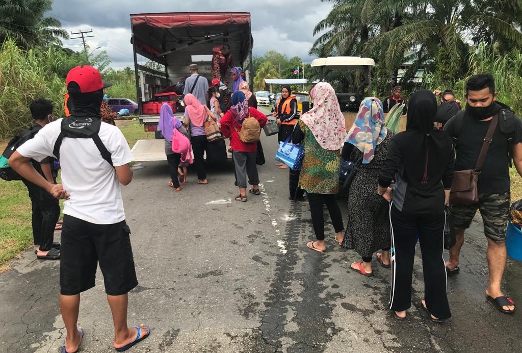 Antara penduduk yang dipindahkan selepas banjir melanda Tongod, lewat malam, semalam.