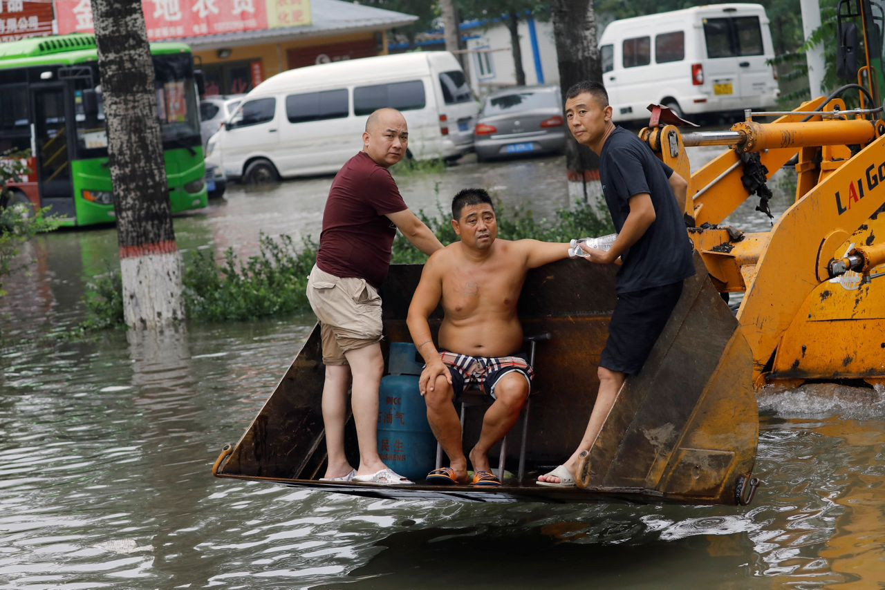 Penduduk yang terjejas terpaksa dipindahkan menggunakan jengkaut - gambar REUTERS
