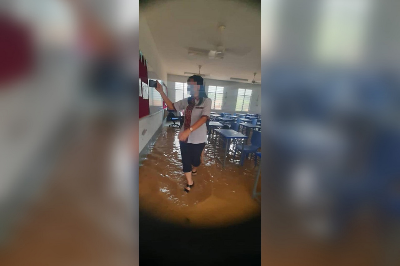 Banjr turut memasuki bilik darjah SK Tombovo.