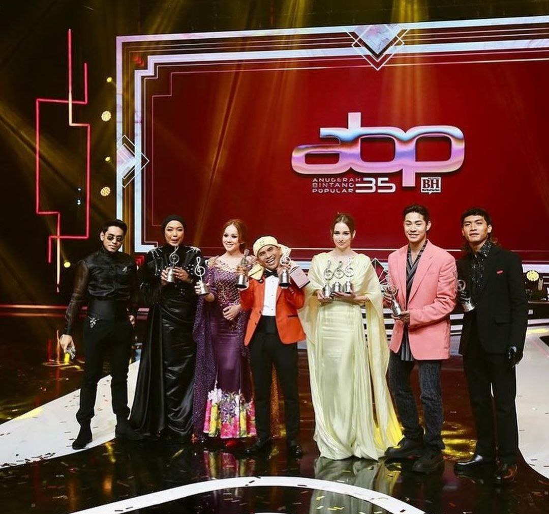 Bell Ngasri tidak ketinggalan mengucapkan terima kasih kepada rakan artis yang menyokong walaupun mereka turut bertanding - gambar Instagram dan Helmi Anuar