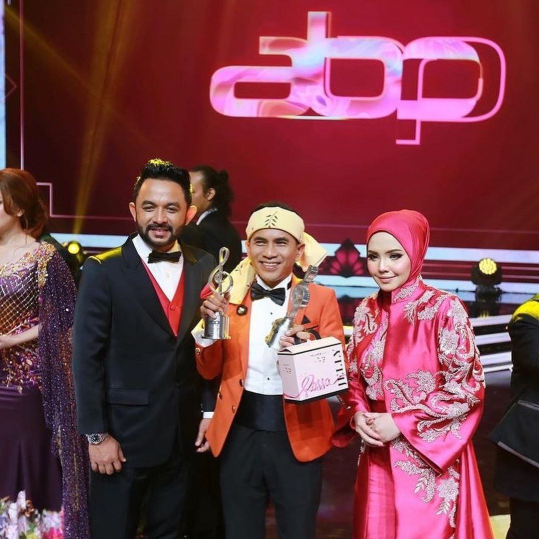 Bell Ngasri bersyukur kerana hasrat menunaikan umrah tercapai dengan hadiah pakej umrah sumbangan penaja - gambar Instagram dan Helmi Anuar