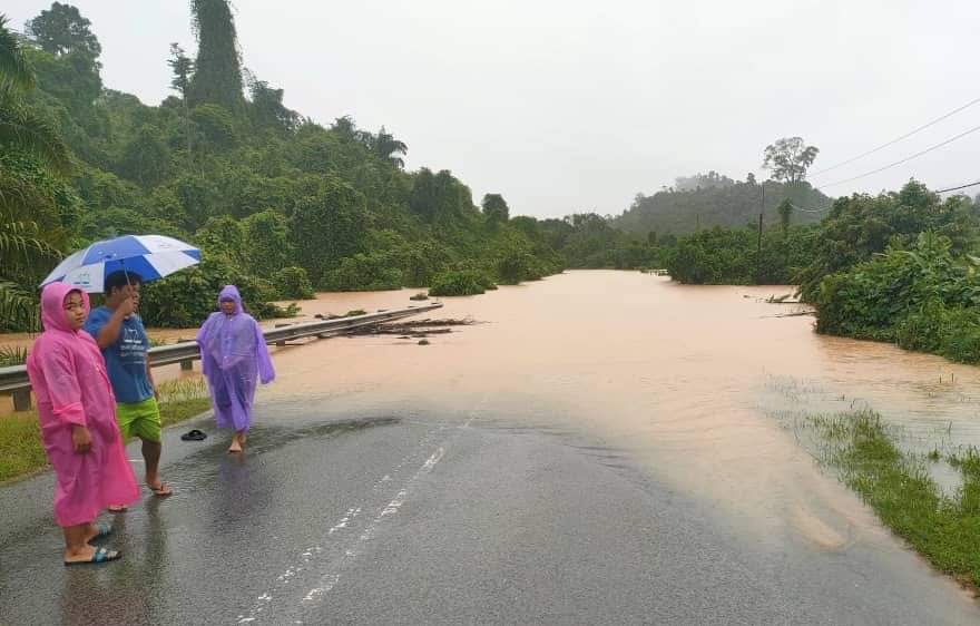 Keadaan jalan yang ditengelami air.
