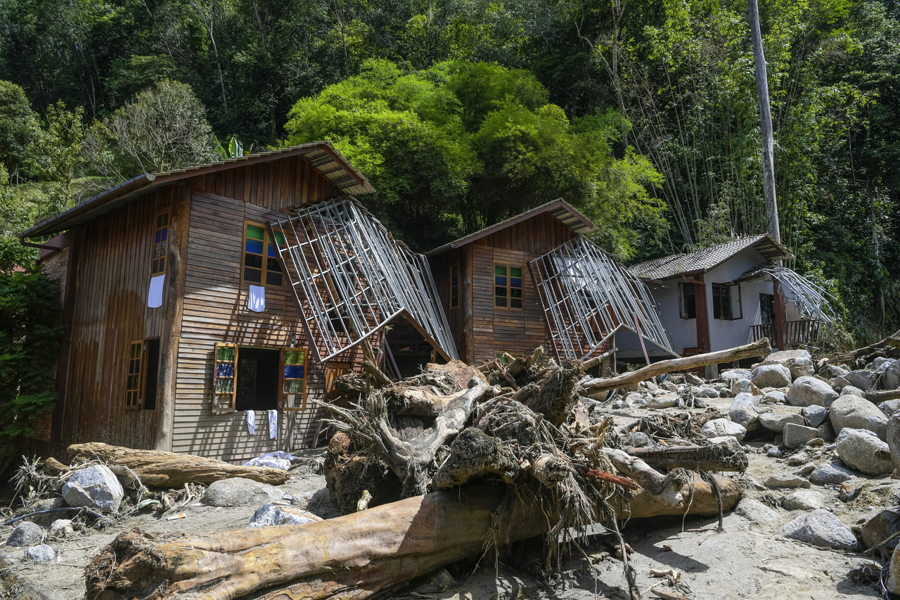 Keadaan sebuah pusat peranginan di Pahang yang mengalami kerosakan teruk selepas dilanda banjir, tahun lepas. - Gambar fail