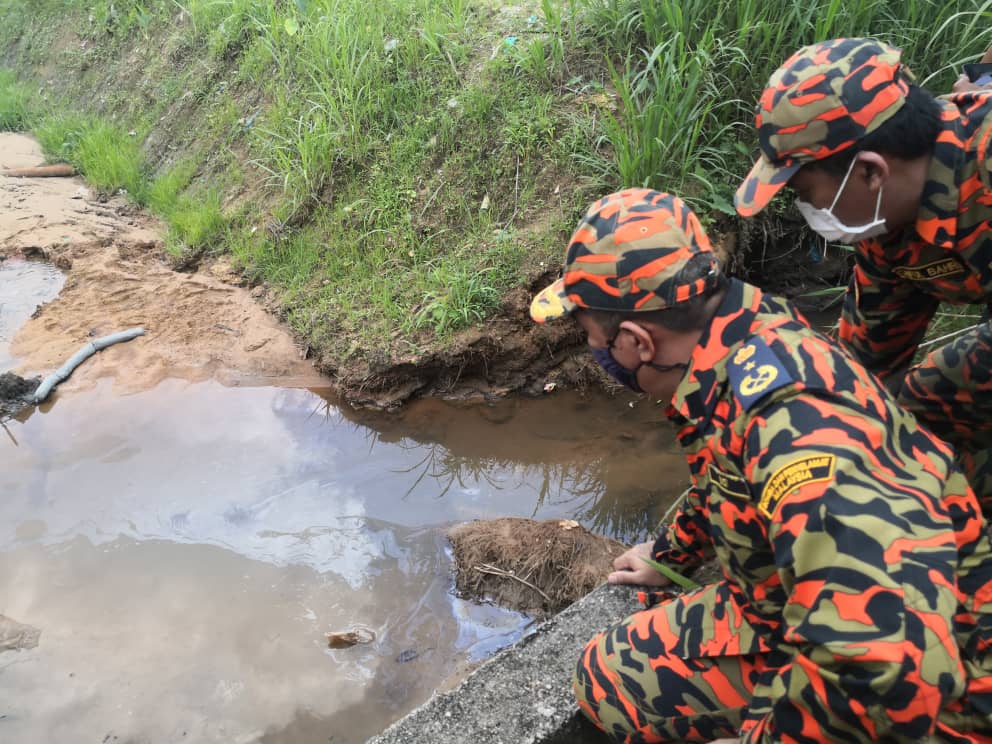 Keadaan tali air yang diletakkan perangkap minyak