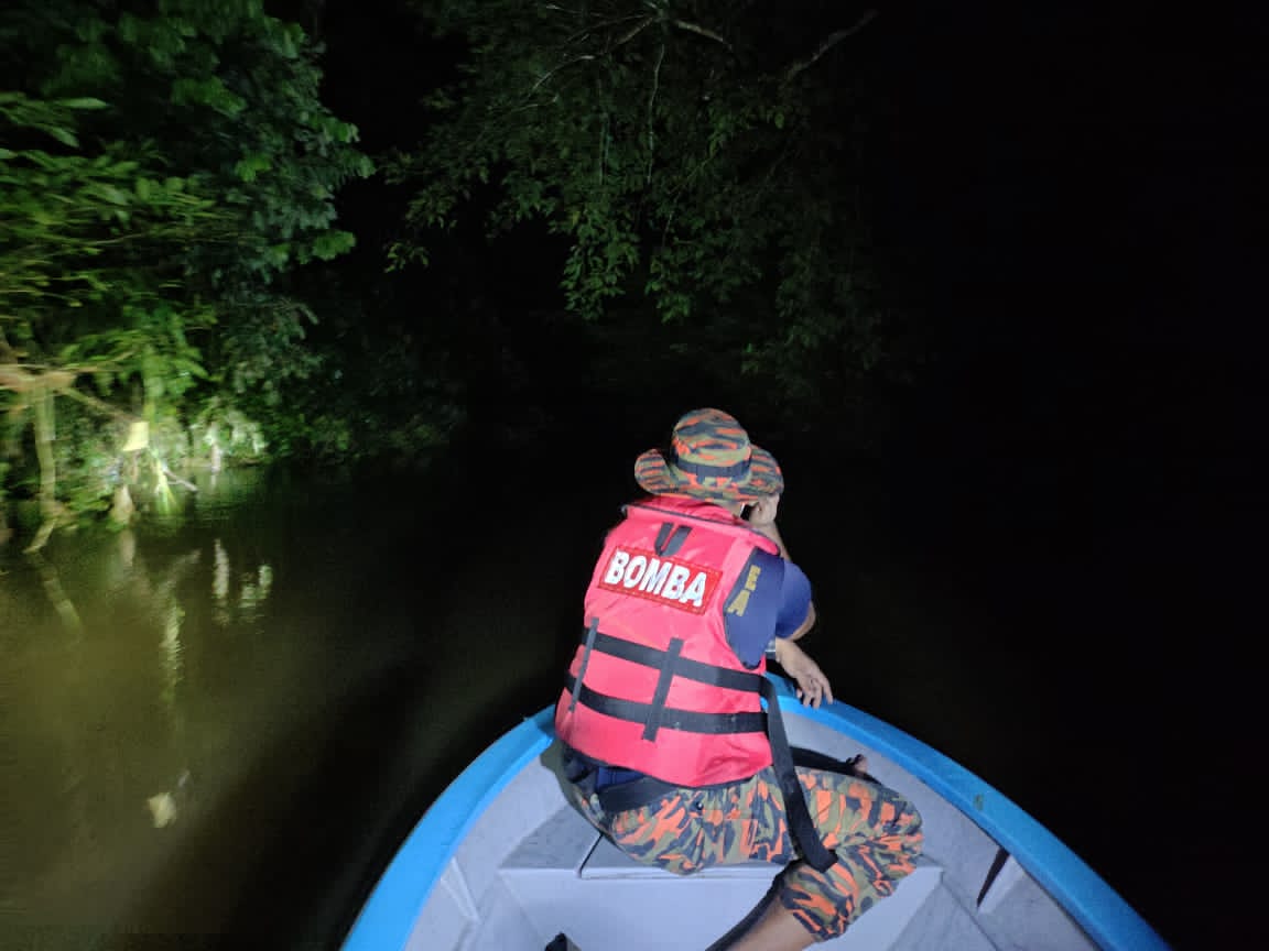 Anggota Bomba dan Penyelamat menjalankan operasi mencari mangsa.