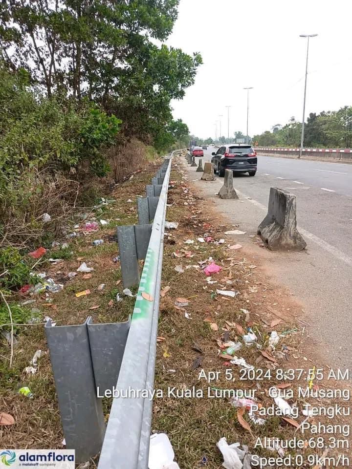 Pemandangan yang menjijikkan ini dilihat di sepanjang Lebuhraya Kuala Lumpur-Gua Musang semalam - gambar X