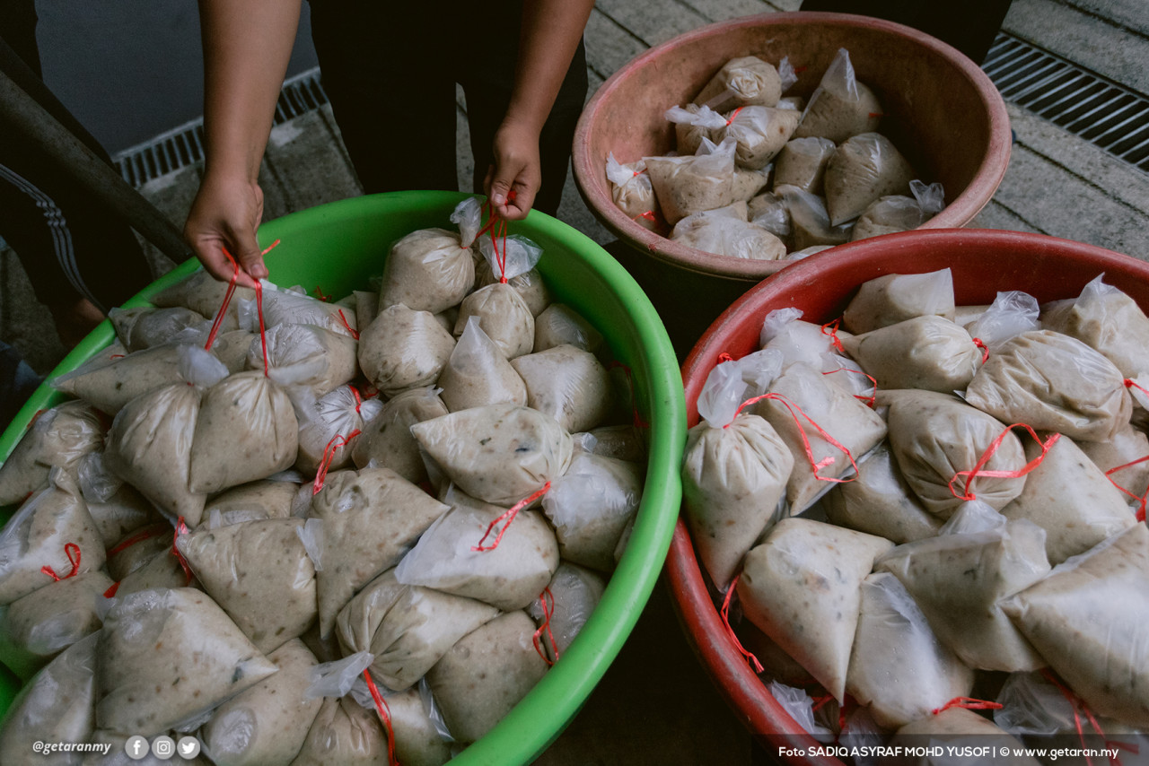 Bubur lambuk yang sudah siap dimasak dan dibungkus ke dalam pek plastik sedia untuk diedarkan. - Gambar oleh Sadiq Asyraf