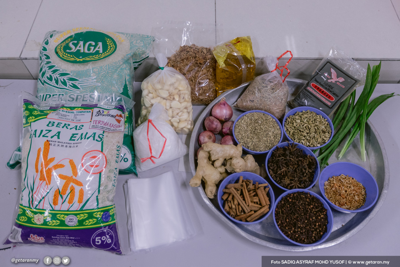 Antara bahan-bahan yang digunakan untuk membuat bubur lambuk. - Gambar oleh Sadiq Asyraf