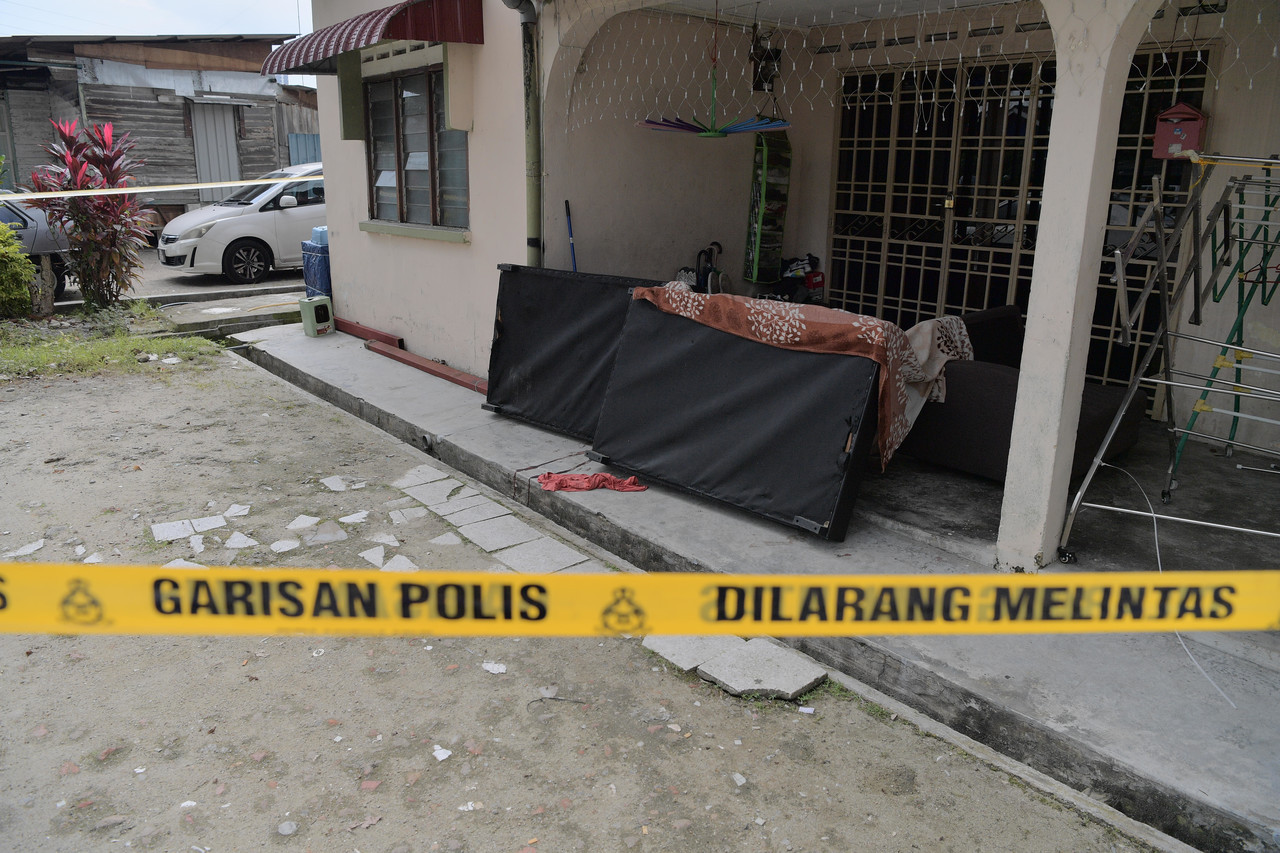 Bapa mangsa melihat anak perempuannya yang berumur 26 tahun terbaring berlumuran darah di pintu hadapan rumah, manakala cucunya dikendong seorang jururawat. - Gambar Bernama