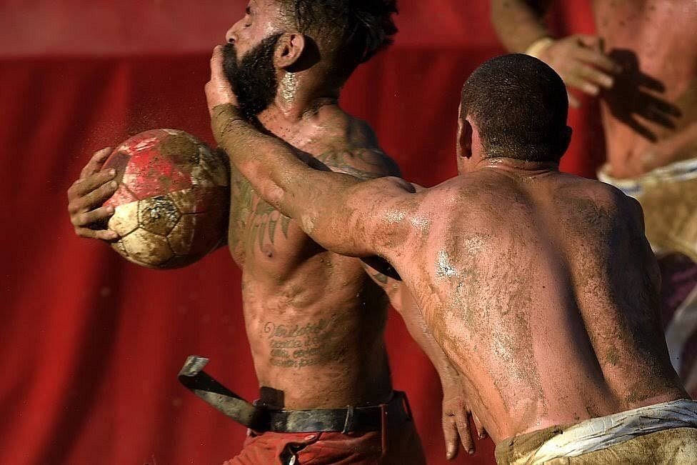 Calcio storico sukan yang berasal dari bandar Florence, Itali dan mengabungkan disiplin bola sepak, ragbi dan gusti