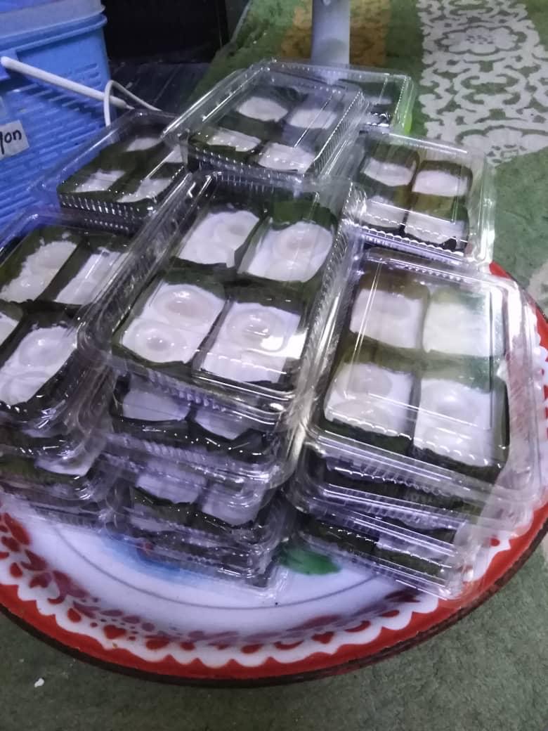 Kuih cecemek akan diletakkan dalam bekas daun pisang dan ada yang menyamakan kuih berkenaan dengan kuih limas kerana mempunyai bentuk sama.