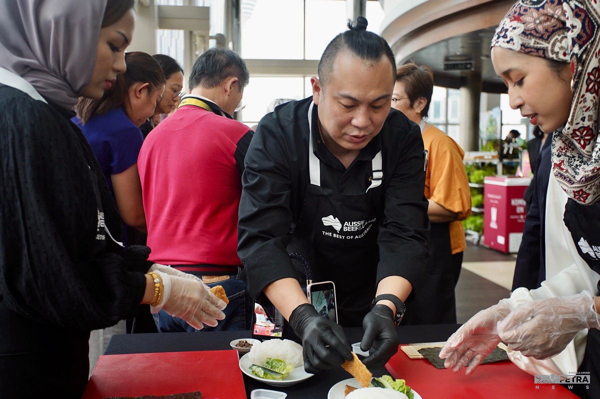 Chef Cash menunjukkan teknik yang betul untuk menyediakan sushi dan onigiri