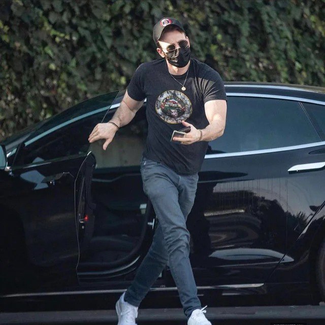 Chris Evans keluar dari Tesla miliknya - gambar evtopspeed.com