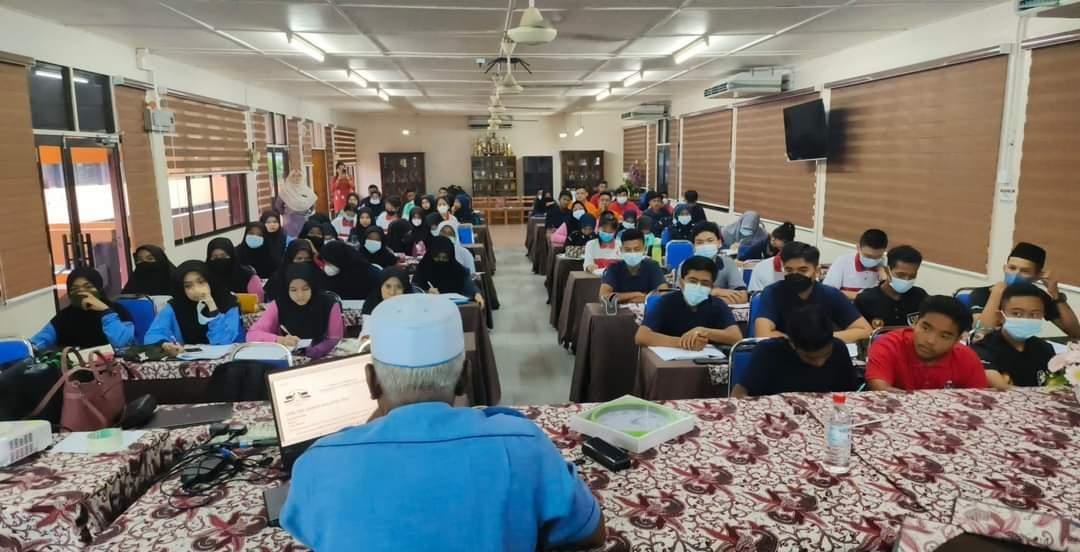 Walaupun bergiat dalam politik, dunia pendidikan masih menjadi cinta sejati Cikgu Non