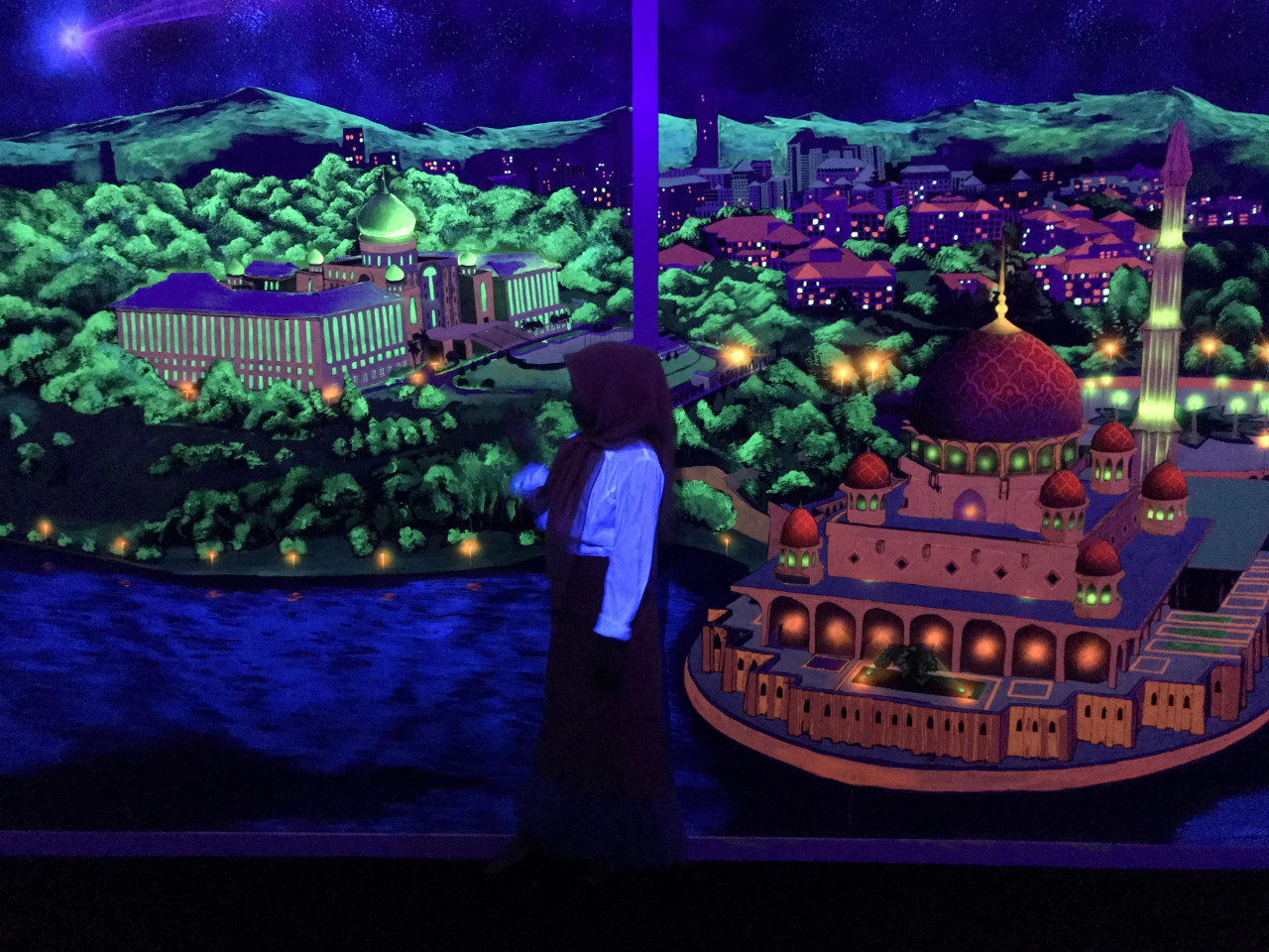Putrajaya dalam suasana 'glow in the dark'