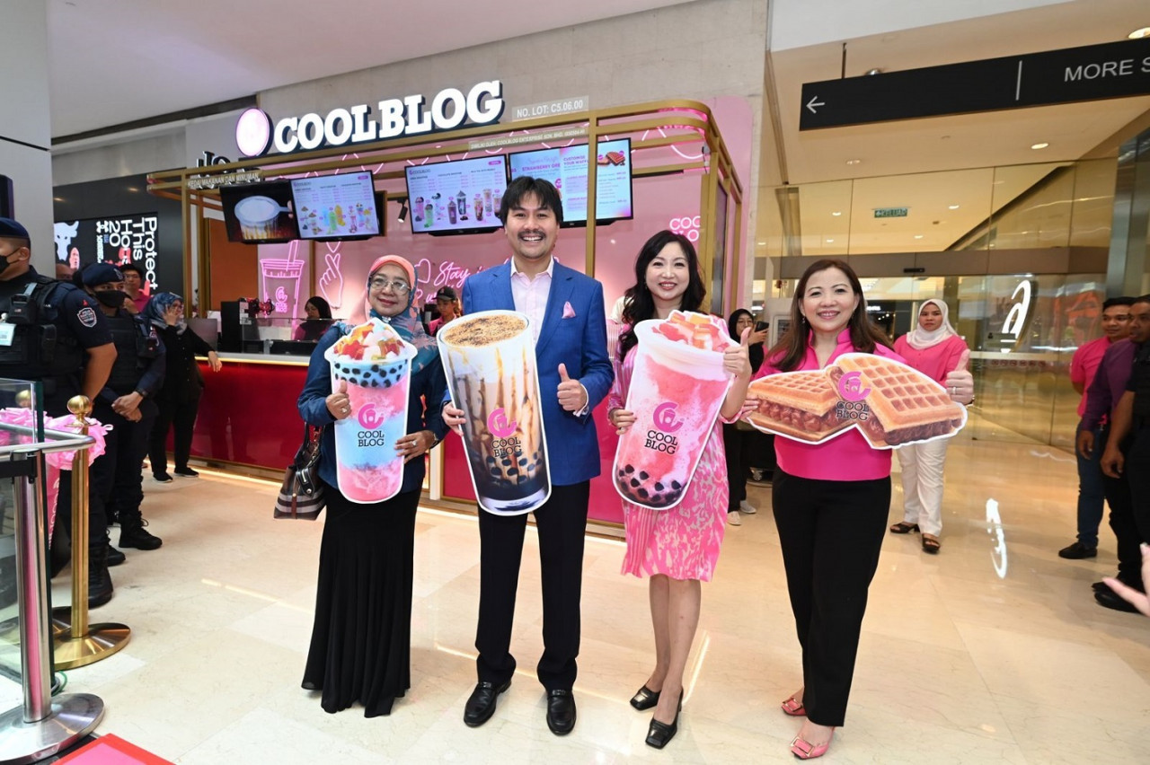 Pengerusi Coolblog Malaysia (dua dari kiri), Tunku Ali Redhauddin Tuanku Muhriz, Ketua Pegawai Eksekutif Coolblog Malaysia (dua dari kanan) Sueli Lew, diiringi Naib Pengerusi Persatuan Francais Malaysia (MFA) (kiri)  Datuk Zahriah Abd Kadir, dan Pengarah Pemasaran Pavilion Kuala Lumpur (kanan) Kung Suan Ai, semasa pelancaran Coolblog's Flagship Store di Pavilion Kuala Lumpur baru-baru ini.