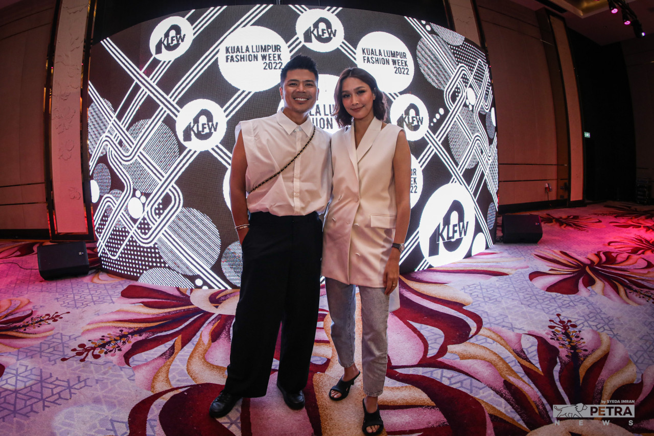 Awal Ashaari dan Scha Alyahya hadir di majlis Pelancaran Kuala Lumpur Fashion Week. - Gambar oleh Syeda Imran