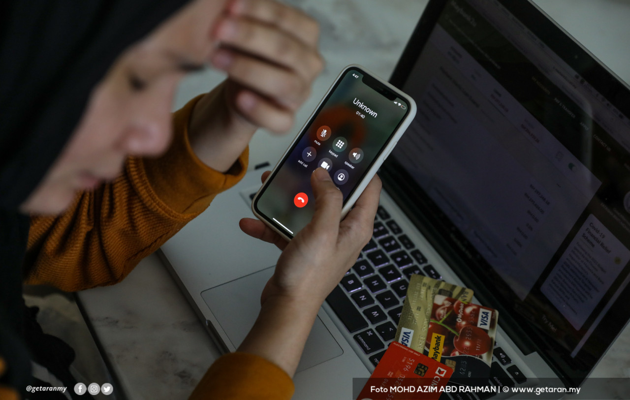 Media sosial menyebabkan penetapan minda ala “Keeping Up with the Joneses” bertambah teruk apabila ahli masyarakat berasakan mereka perlu bersaing sesama sendiri.