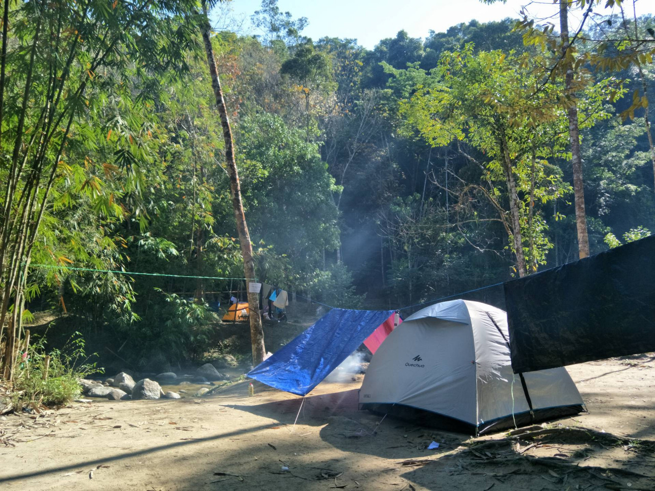 Anda disarankan untuk membawa peralatan perkhemahan yang lengkap jika ingin ke Campsite Sungai Pertak. - Gambar dari thejtoutdoor.com