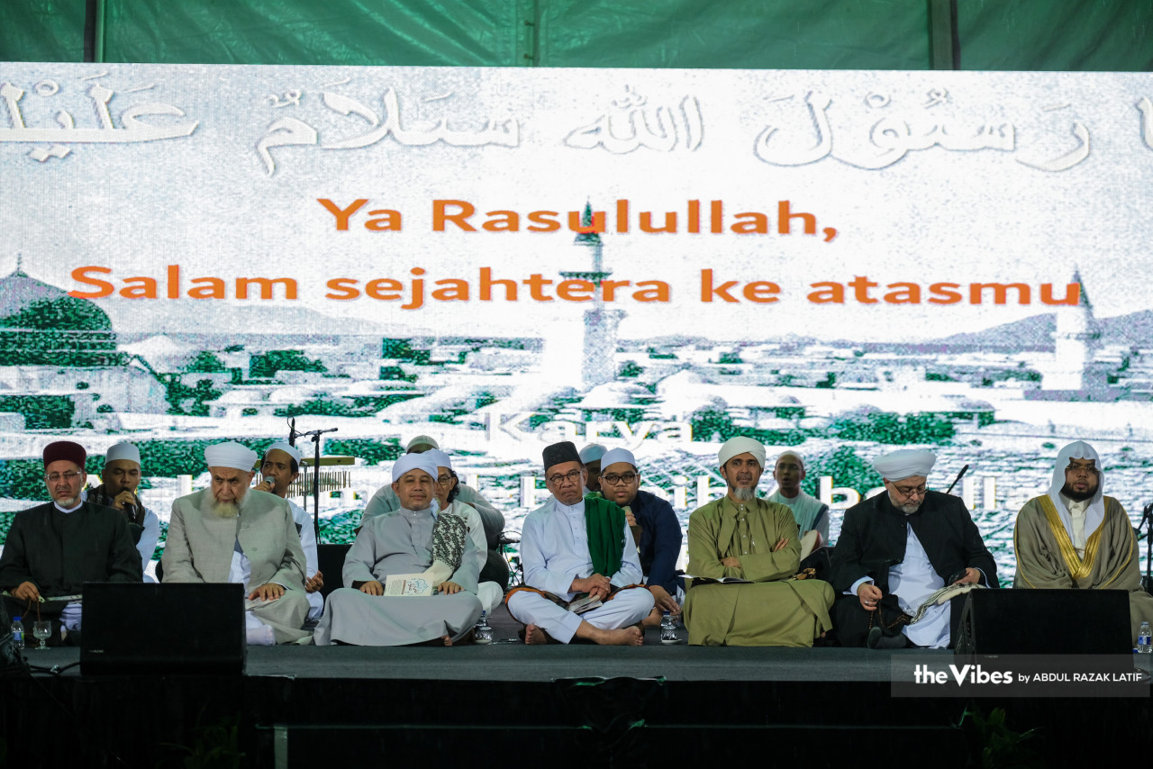 Jelas Anwar, di samping usaha memperkasa segenap aspek, perkara asas perlu diutamakan sesebuah pentadbiran adalah keyakinan kepada Allah dan mendekati Rasulullah menerusi berselawat - Gambar oleh Abdul Razak Latif