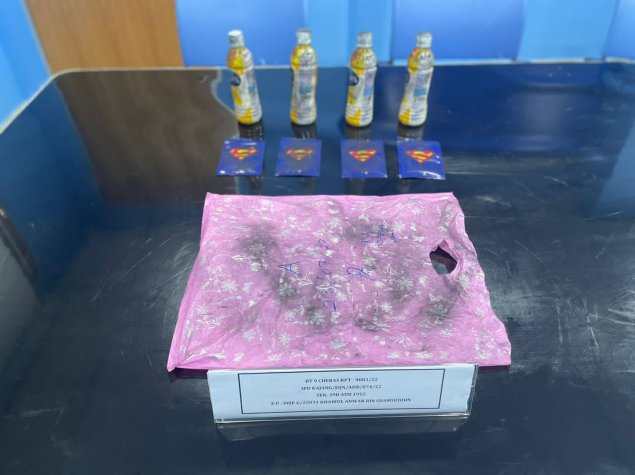 Turut dirampas daripada suspek kedua ialah 219 paket plastik berisi serbuk ekstasi seberat 4,529.8 gram, tiga botol minuman plastik berisi cecair disyaki ekstasi, 61 biji pil ekstasi, ketamin (8.2 gram) dan 50 pil erimin 5 - Gambar PDRM