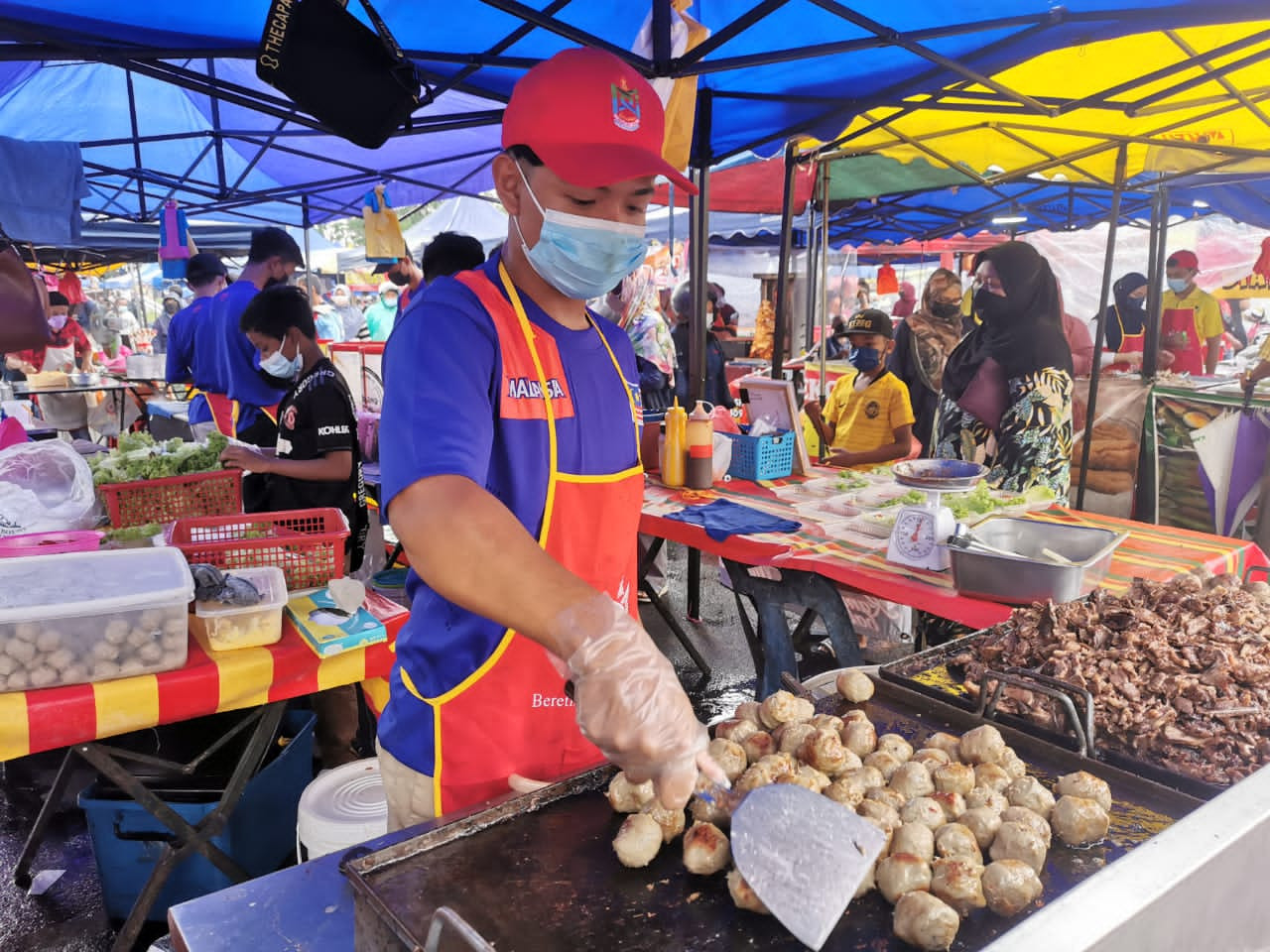 Danish Ismawi sedang membakar bebola daging di gerainya di bazar Ramadan PKNS Bangi.