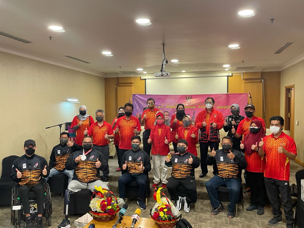 Menteri Belia dan Sukan Sarawak, Datuk Abdul Karim Rahman Hamzah (tiga kiri) merakamkan gambar bersama atlet paralimpik Sarawak.