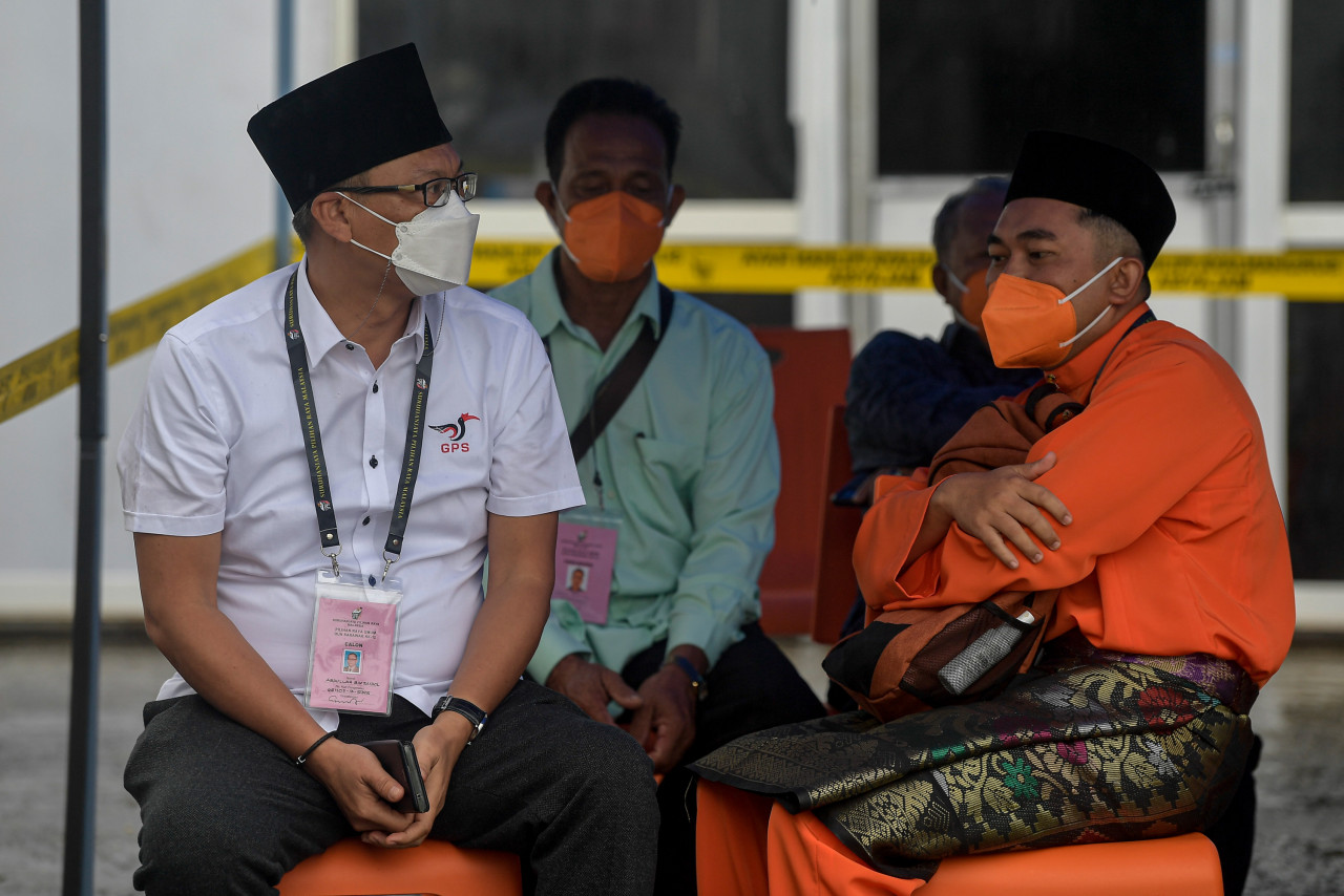 Calon GPS Datuk Abdullah Siadol (kiri) bersama calon Amanah Mohamad Fadillah Sabali (kanan) di pusat penamaan calon DUN Semop di Dewan Serbaguna Pejabat Daerah Meradong. - Gambar Bernama