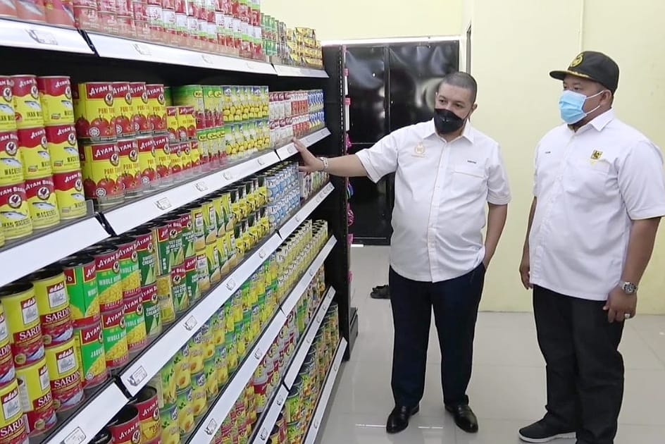 Hishamuddin (kiri) bersama Che Mohd Faizuddin (kanan) meninjau cawangan kelima pasar raya MG Koop Mart Batu 8, Jalan Kuantan-Gambang hari ini.